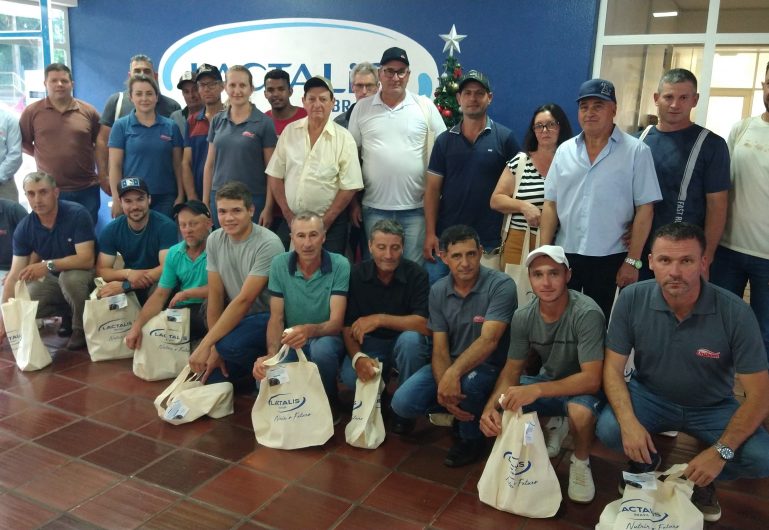 Produtores da Unibom visitam fábrica da Lactalis em Teutônia/RS